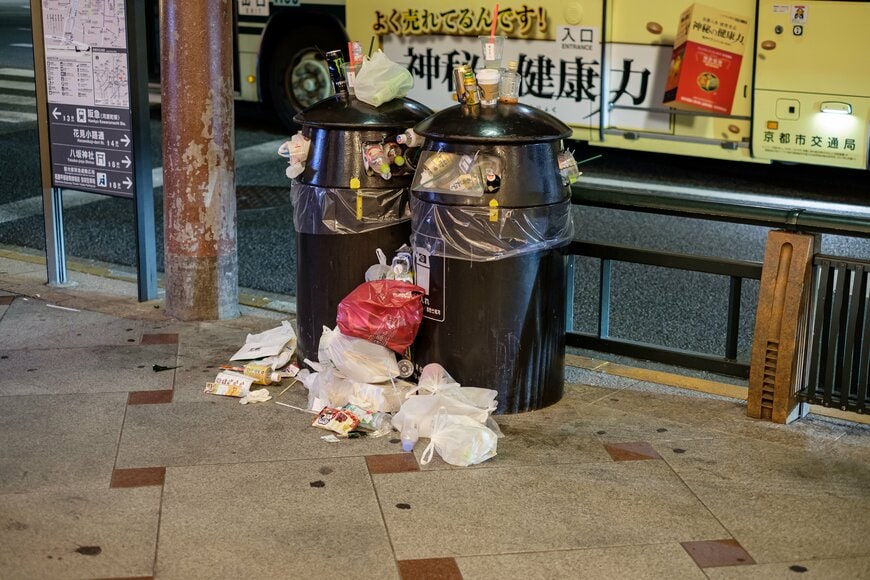 京都のゴミ箱からあふれだしたゴミ