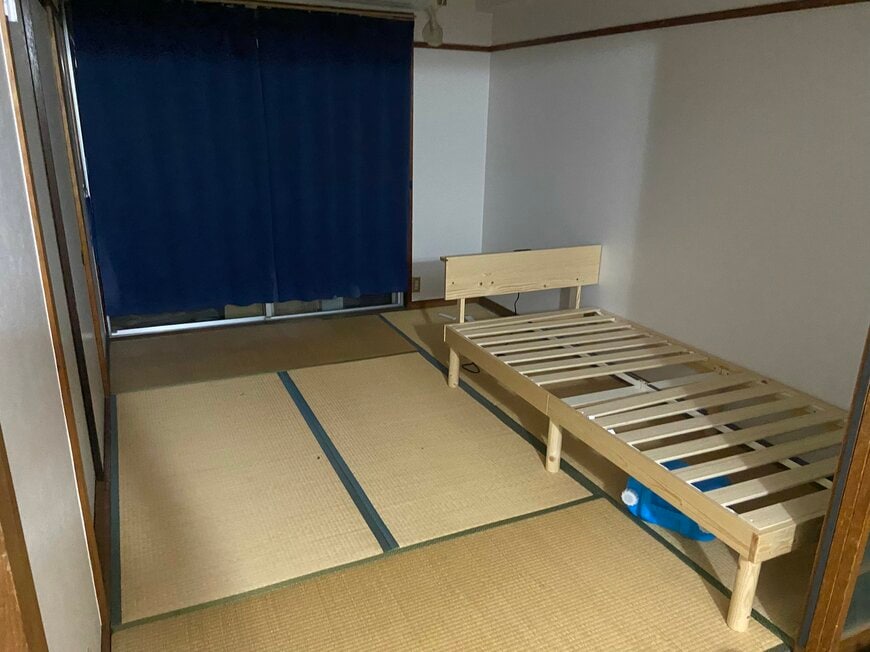 空っぽの和室に残されたベッド