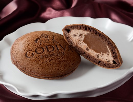 ローソンの新商品:Uchi Café×GODIVA どらもっち ショコラ(チョコレートチップ入り)