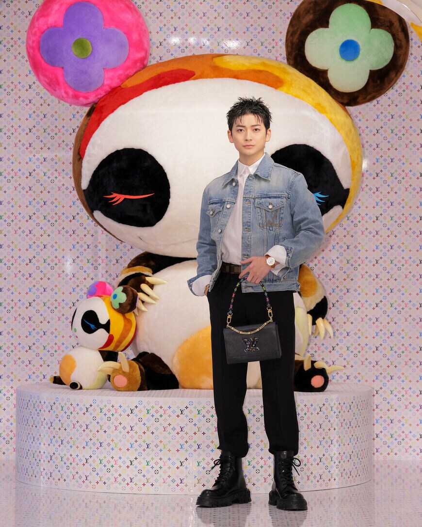 高橋文哉は白シャツにデニムジャケットの爽やかコーデ。