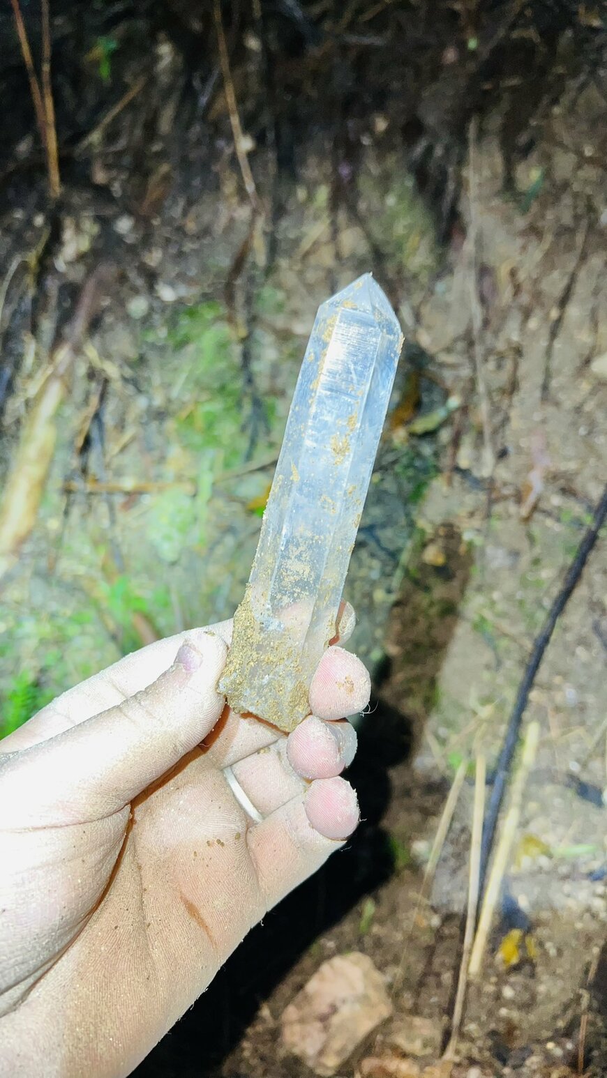 掘り起こされた大きな水晶