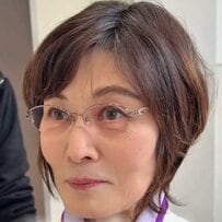 【大変身】「輪郭がハッキリ出る」と悩むマダムがショートヘアで大胆イメチェン！顔まわりを長く残し、分け目なしのふんわりトップでエラ張りをカバーする神カット