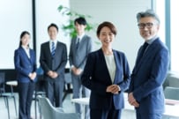 【中間管理職】ウチの部長＆課長は高給取り？業種別の平均年収を見る