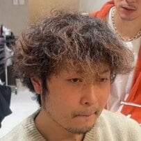 【大変身】「毎朝4時起きで…」1年間美容室に行っていなかった男性が妻のサプライズプレゼントで大胆イメチェン！洗練された印象に