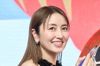 矢田亜希子が愛犬とのお花見の様子を公開。自身の洋服をリメイクした黒い犬用ワンピースを披露し、手作りのアイテムで日々の暮らしに楽しみを添える工夫