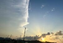 鳥取県でふと空を見上げると…「半分青空、半分雲」の不思議な光景　各地から「こちらでも見えた」の声が続出