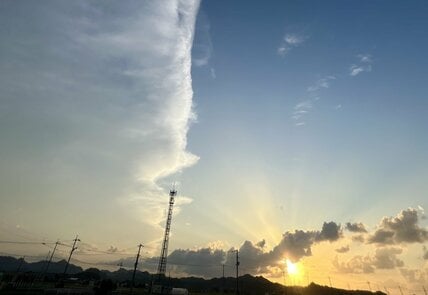 鳥取県でふと空を見上げると…「半分青空、半分雲」の不思議な光景　各地から「こちらでも見えた」の声が続出