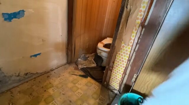 「今回のビフォアフはすごい」【築50年中古戸建DIY】ボロボロのトイレが、モダンで快適な水洗トイレに大変身！と話題