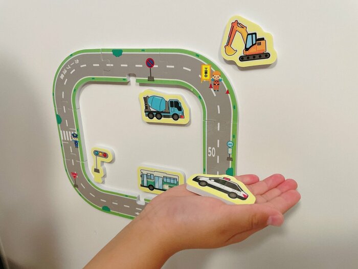 3歳の男の子は、どんどん道路をつなげて楽しんでいる様子