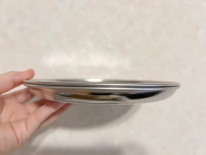 食器を2枚重ねても、薄くてかさばらない