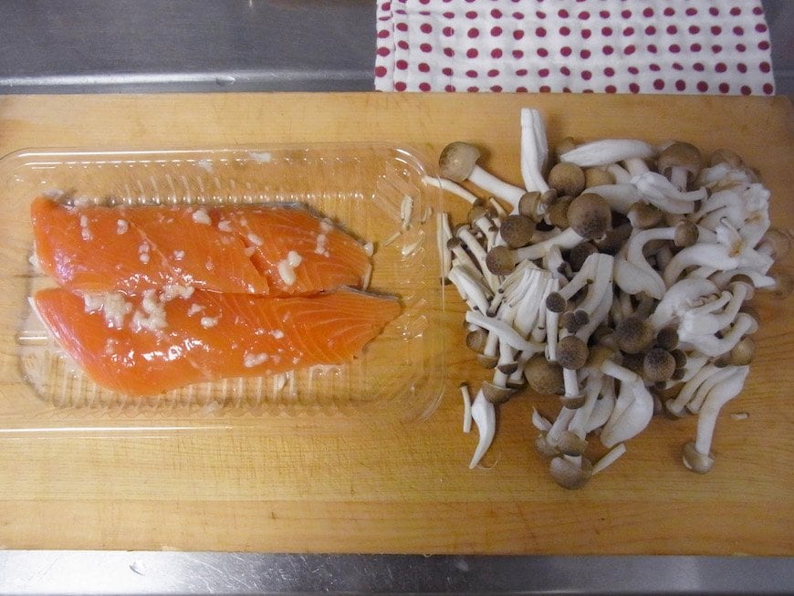 サケに塩麹をまぶし、ほぐしたしめじと分量の酒粕、水とともに厚手の鍋に入れ、手順通りに火を入れる