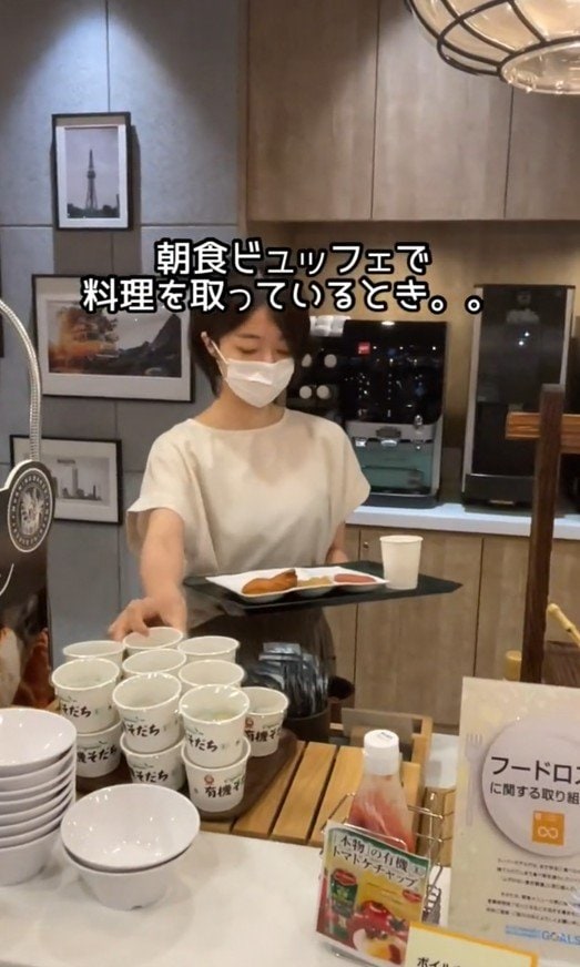 出所：@superhotel_official「スーパーホテルがお届けするホテルあるある朝食ver.」