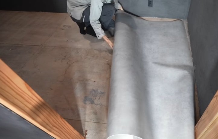 「最高にかっこいいです！」空き家のPC部屋の〈床〉を大改造→簡単DIYした「おしゃれなモルタル調のフロア」に反響