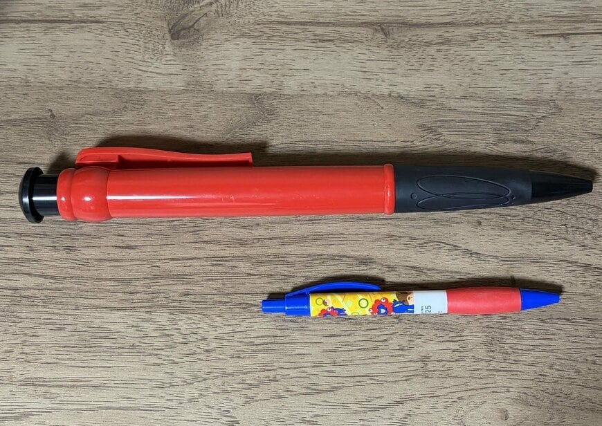 筆者撮影（ダイソー、ジャンボボールペン（ブルー、レッド、イエロー））