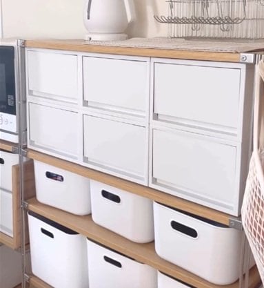 無印良品×ダイソーの〈積み重ね収納ボックス〉が相性抜群！キッチン周りを快適空間にする3児ママのテクに大反響