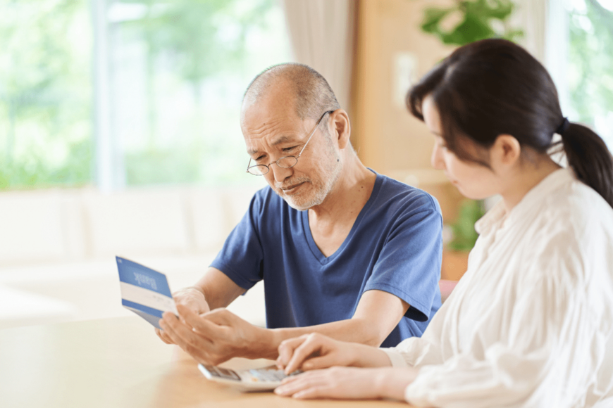 年金生活者「後期高齢の保険料が負担です」厚生年金220万円なら10万円天引き！