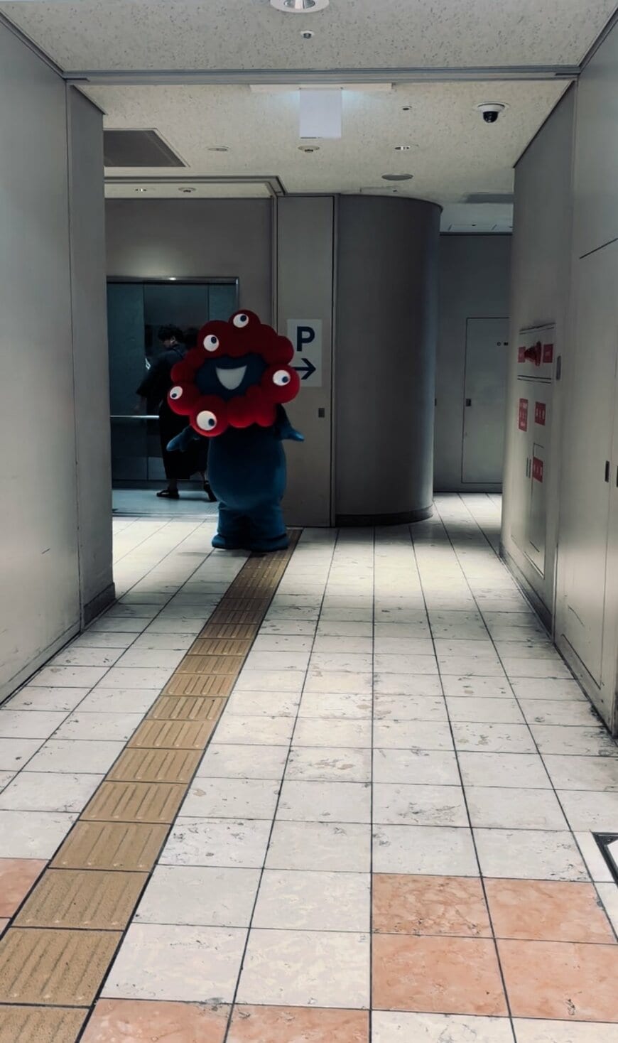 こちらを見ているミャクミャク