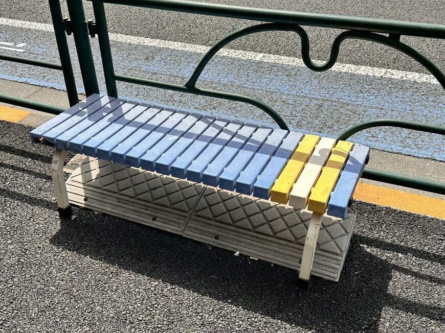 東京の道路で発見したベンチ