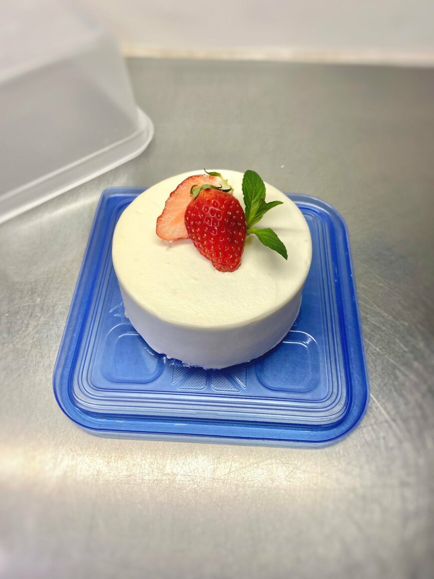 プラスチック容器を反転させるとケーキ保存にピッタリ