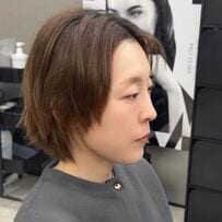 ショートヘアの女性がプロのカット＆カラーで印象チェンジ！シルエットの美しい〈ハイトーンマッシュショート〉が素敵