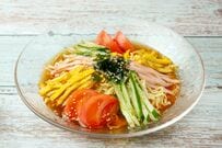 エビたっぷり「手作り冷やし中華」を假屋崎省吾が披露！「盛り付けも美しい」の声