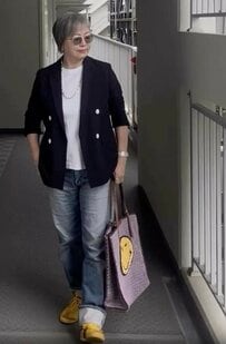 【60代マダム】〈ダブルジャケット×デニム〉でこなれ感のあるマニッシュスタイル　遊び心のある「黄色の差し色」がおしゃれ
