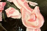 妻が「朝7時に家を出る夫」に作る焼きそば弁当がたまらない…　おにぎりが入った「ギルティな組み合わせ」が最高すぎる