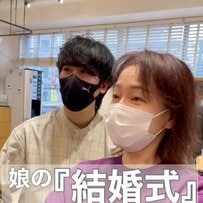 「来週ね、娘の結婚式があるの」と話す女性、気になる面長をカバーする〈前髪を流す感じのショート〉でイメチェン！