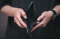 【60歳代＆70歳代】平均貯蓄額はいくら？「今後の生活資金は不足」が過半数。月の生活費は「65〜69歳→70〜74歳→75歳以上」でどう変わる？