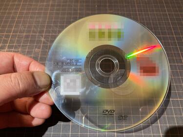 古書店オーナーが発見した「DVDの奇妙な劣化」 きれいに蒸発した盤面に