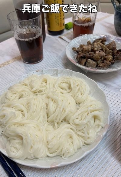 ツヤのあるそうめんを盛り付けた食卓