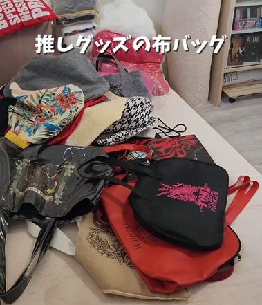 【推し活グッズ問題】ごちゃつきがちな「推しのイベントグッズの布バッグ」　吊るす収納で〈スッキリ空間〉にアップデート