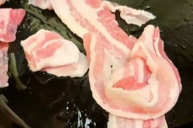 妻が「朝7時に家を出る夫」に作る焼きそば弁当がたまらない…　おにぎりが入った「ギルティな組み合わせ」が最高すぎる