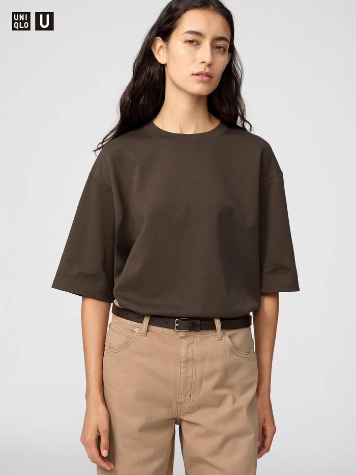 合わせるボトムスやその日の服装に応じて印象を変えられますね
