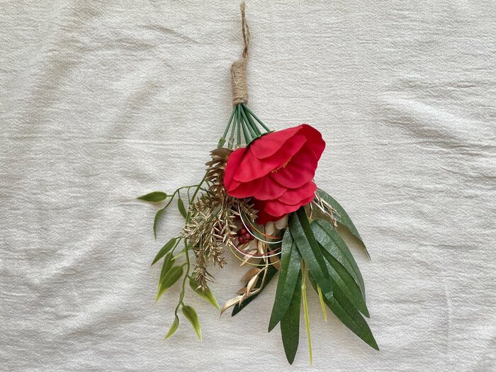 お正月コーナーで見つけた、アレンジスワッグ。220円（税込）