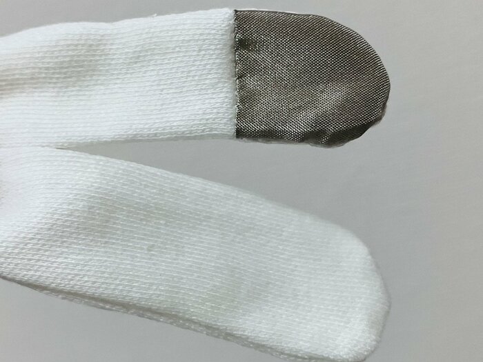 一部でスマホが触れるように金属繊維が使われているのが特徴