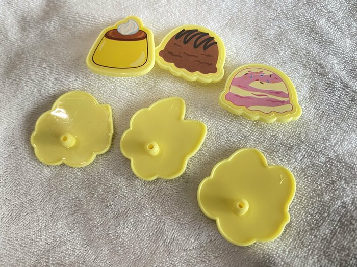 クレープ土台に開いている穴にはめ込んで組み立てるようなしくみ