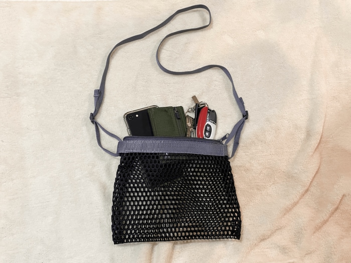 サコッシュ本体のサイズは縦17cm×横21cm