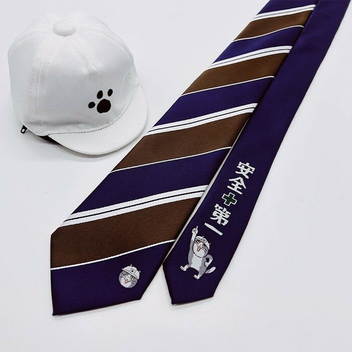 ダークネイビーに工事ヘルメットを被った仕事猫のフェイスデザイン