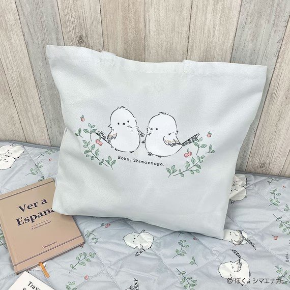 仲良く枝にとまる2羽のシマエナガが描かれた、ナチュラルで優しいデザイン