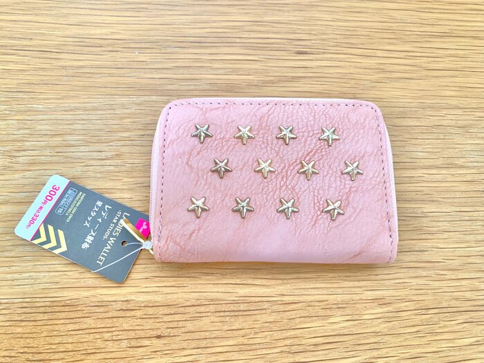今回ダイソーで購入したのは、税込330円の「レディース財布(星スタッズ)」です