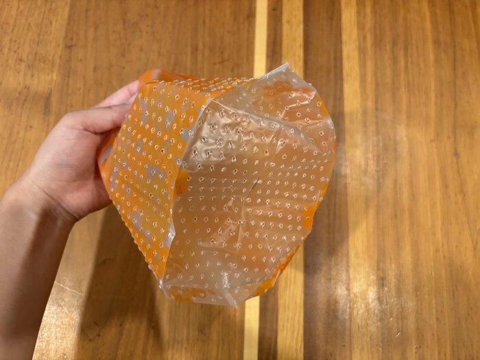 ゴミ袋の底には小さな穴がたくさん開いていて、しっかり水切りができそうです