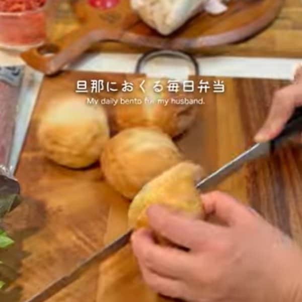 妻が作る【旦那弁当】旅の思い出のおすそ分け！ご当地食材が詰まった〈サンドイッチ弁当〉が話題
