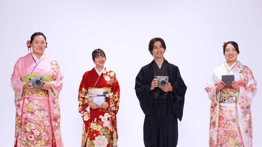 出所：富士フイルム株式会社「広瀬すずさん・横浜流星さんが『ワイドなチェキ™』で激写！やり投 北口榛花選手・ゴルフ 竹田麗央選手が東京タワーに引っかかった凧を取り戻す！？『お正月を写そう♪2025 チェキ™・ワイドな活躍』篇」 