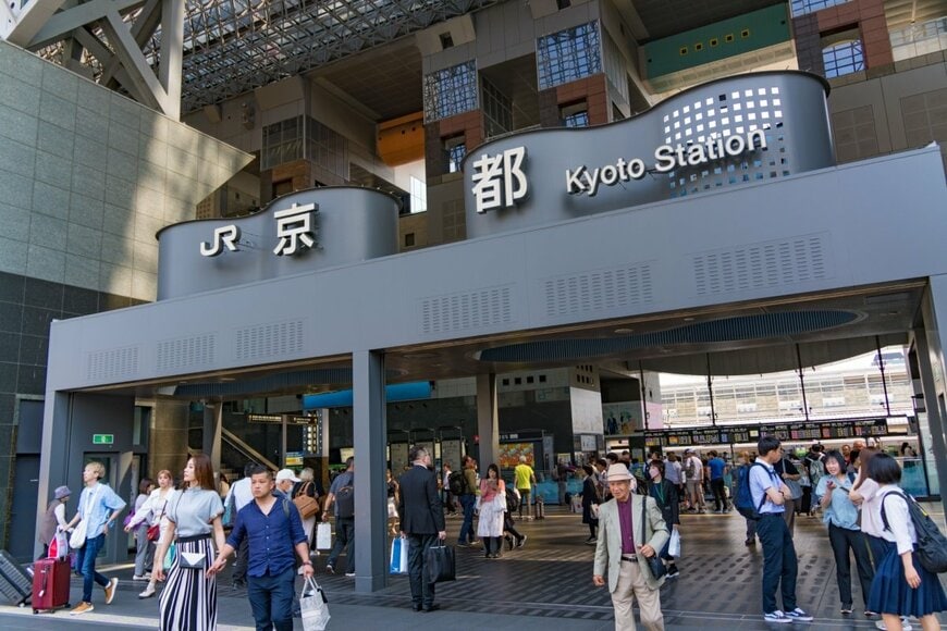 京都駅に掲出されていた「ホームの看板」に思わず二度見　まさかの文言に「京言葉では…？」と話題