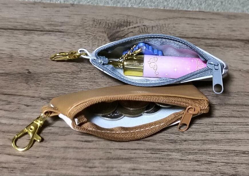 筆者撮影（セリア、合皮スリムコインケース フック付 ふんわりねこ柄）