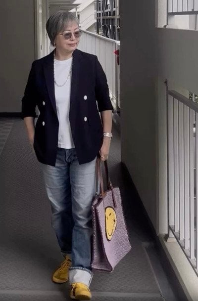 【60代マダム】〈ダブルジャケット×デニム〉でこなれ感のあるマニッシュスタイル　遊び心のある「黄色の差し色」がおしゃれ
