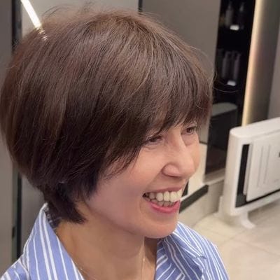 【大変身】短め前髪で印象チェンジ！女性がカットで大人マッシュショートに変身
