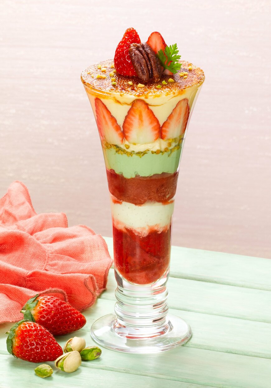 出所：ロイヤルホールディングス株式会社「人気の苺デザートにピスタチオを添えた、彩り豊かなパフェが登場！『苺～Sweet Strawberry 2nd season～』～2024年3月13日（水）より全国のロイヤルホストで販売開始～」