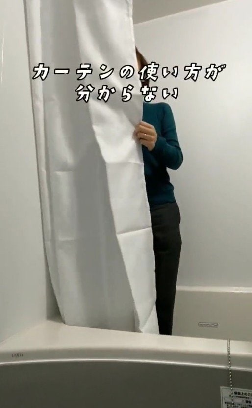 出所：@superhotel_official「ユニットバスのシャワーカーテンの使い方」
